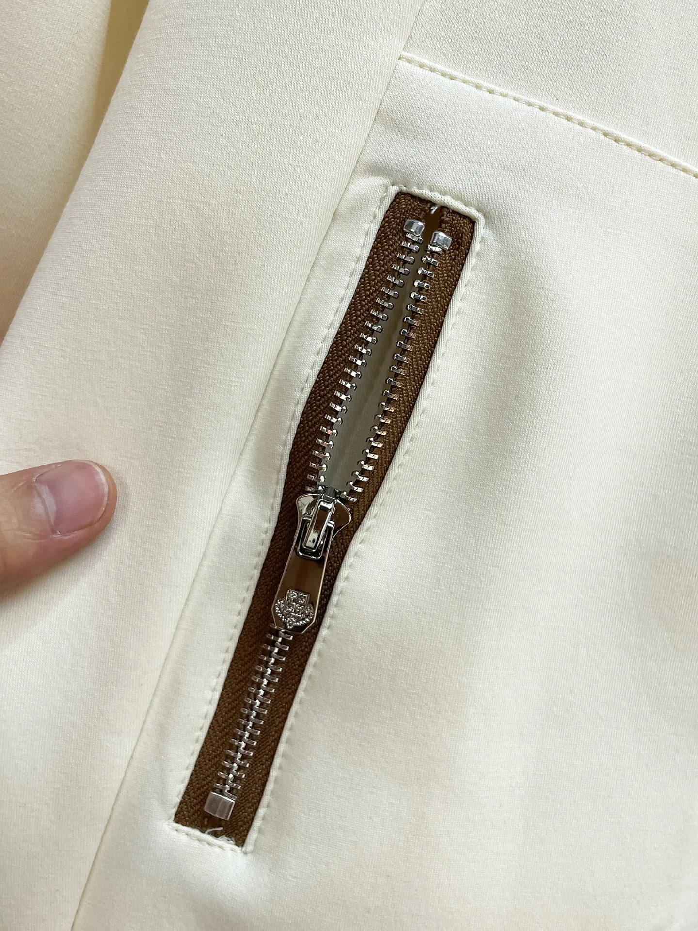 LP New Arrival counter Same Style casual suit, Breathable, comfortable and casual! Full of high-end feel! The details are exquisite and high-end, and the workmanship is impeccable! The original Premium fabric is very high-end! The fabric is crisp and anti-wrinkle Wear-Resistant, warm, neat and stylish. Everyone must buy a set this autumn and winter. They must look cool and cool when wearing them. We especially recommend Sizes M-3XL